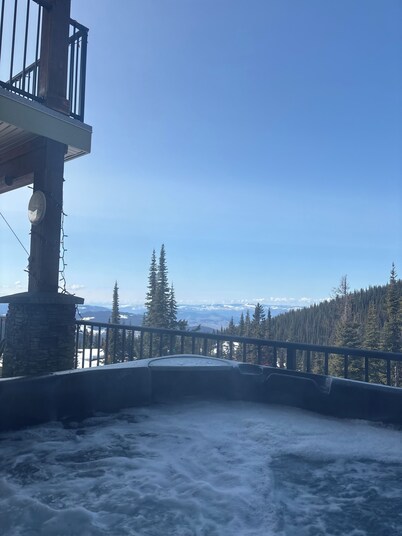 Great Summer Place. Garage for bikes and hot tub is open!  