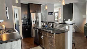 Refrigerador, microondas, horno y parrilla de estufa