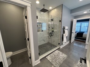 Combined shower/tub, hair dryer, soap, shampoo