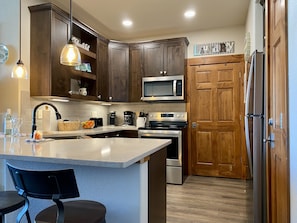 Kjøleskap, mikrobølgeovn, ovn og kokeplater