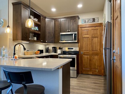 Ski in Ski out, ver video, 2Bed / 2Bath Condo, Wifi, Kicking Horse Lodges