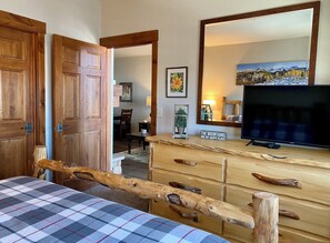 2 chambres, fer et planche à repasser, lit de bébé portatif