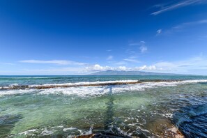 På stranden, solstolar och strandhanddukar