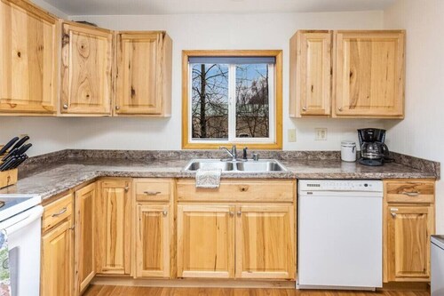 Large Downtown Home in the Heart of Seward, Sleeps 12