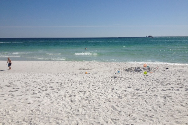 Plage à proximité, chaises longues, serviettes de plage
