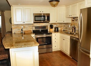 Kjøleskap, mikrobølgeovn, ovn og kokeplater