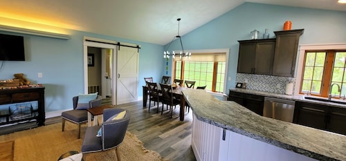 Bear Haven Cottage at Glen Lake Narrows