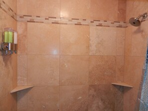 Combined shower/tub, hair dryer, towels, soap - Beautiful 1 Bedroom Condo, Views. (Dillon)
