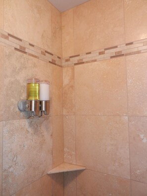 Combined shower/tub, hair dryer, towels, soap - Beautiful 1 Bedroom Condo, Views. (Dillon)