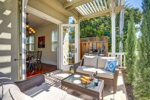 Outdoor dining - Walk to Restaurants, Wineries and More (Saint Helena)