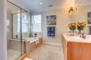 Combined shower/tub, jetted tub, hair dryer, towels - Walk to Restaurants, Wineries and More (Saint Helena)