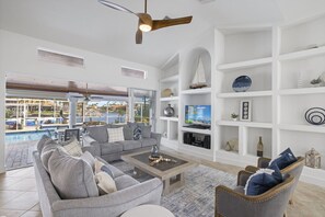 Téléviseur connecté, lecteur de DVD, livres