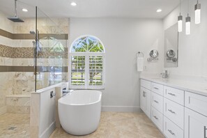 Badewanne, Haartrockner, Handtücher