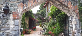 1st Class Cottage Location - Teach Mor at The Priory Killarney Courtyard