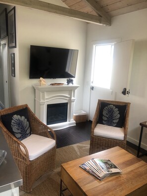 Téléviseur connecté, foyer, lecteur de DVD, livres