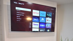 TCL Roku -televisio on asennettu seinälle takan yläpuolelle.
