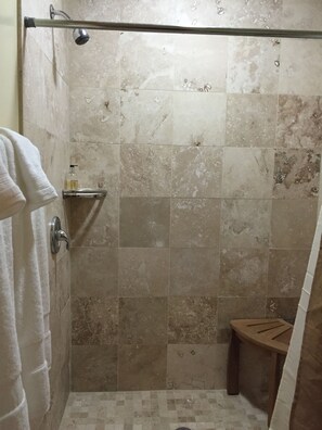 Doccia, asciugacapelli, asciugamani, sapone