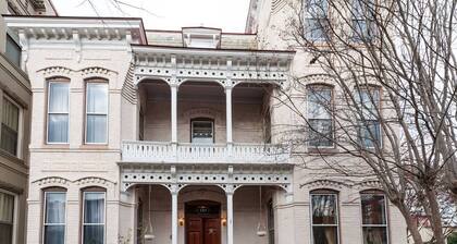 Sijainti, kauneus ja ilmainen pysäköinti Capitol Hillillä!