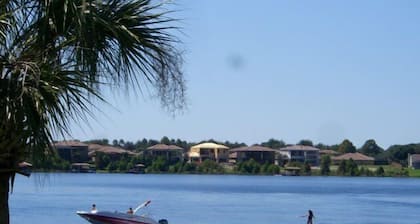 Beautiful Lakefront Villa - 5 Minutes to the Attractions!