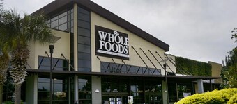 Beautiful Lakefront Villa - 5 Minutes to the Attractions!