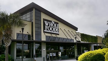 Un magasin Whole Foods au design moderne, doté de grandes fenêtres et d’une enseigne bien visible.