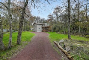 A pathway leading to a house surrounded by trees. - Sleeps 14! Wooded Retreat, Prime Location, Lake Access With Hot Tub (Lake Harmony)