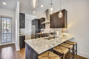 冷蔵庫、電子レンジ、オーブン、コンロ