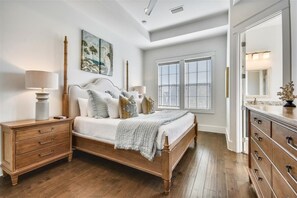 5 bedrooms, iron/ironing board, WiFi, bed sheets