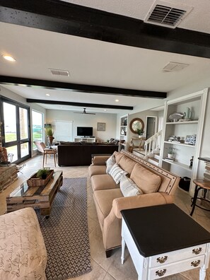 Televisor intel·ligent, llar de foc i llibres 