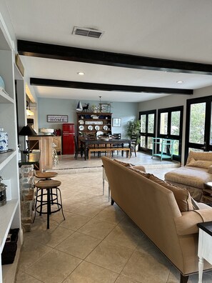 Televisor intel·ligent, llar de foc i llibres 