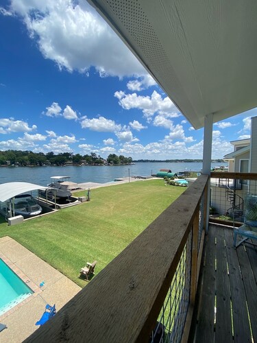 WATERFRONT HOME •PRIVATE POOL•BOAT DOCK•GOOD FISHING •GOLF •MEMORIES