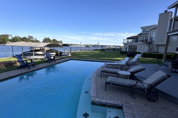 Una piscina al aire libre