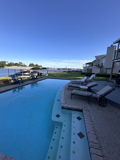 WATERFRONT HOME •PRIVATE POOL•BOAT DOCK•GOOD FISHING •GOLF •MEMORIES