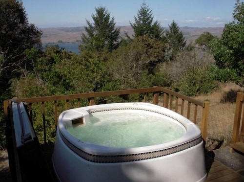 Frank's Place: Classic Inverness  Home with Bay Views, Hot Tub