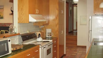 Een koelkast, een magnetron, een oven, een vaatwasser