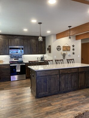 Kjøleskap, mikrobølgeovn, ovn og kokeplater