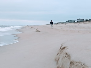 Ligstoelen aan het strand