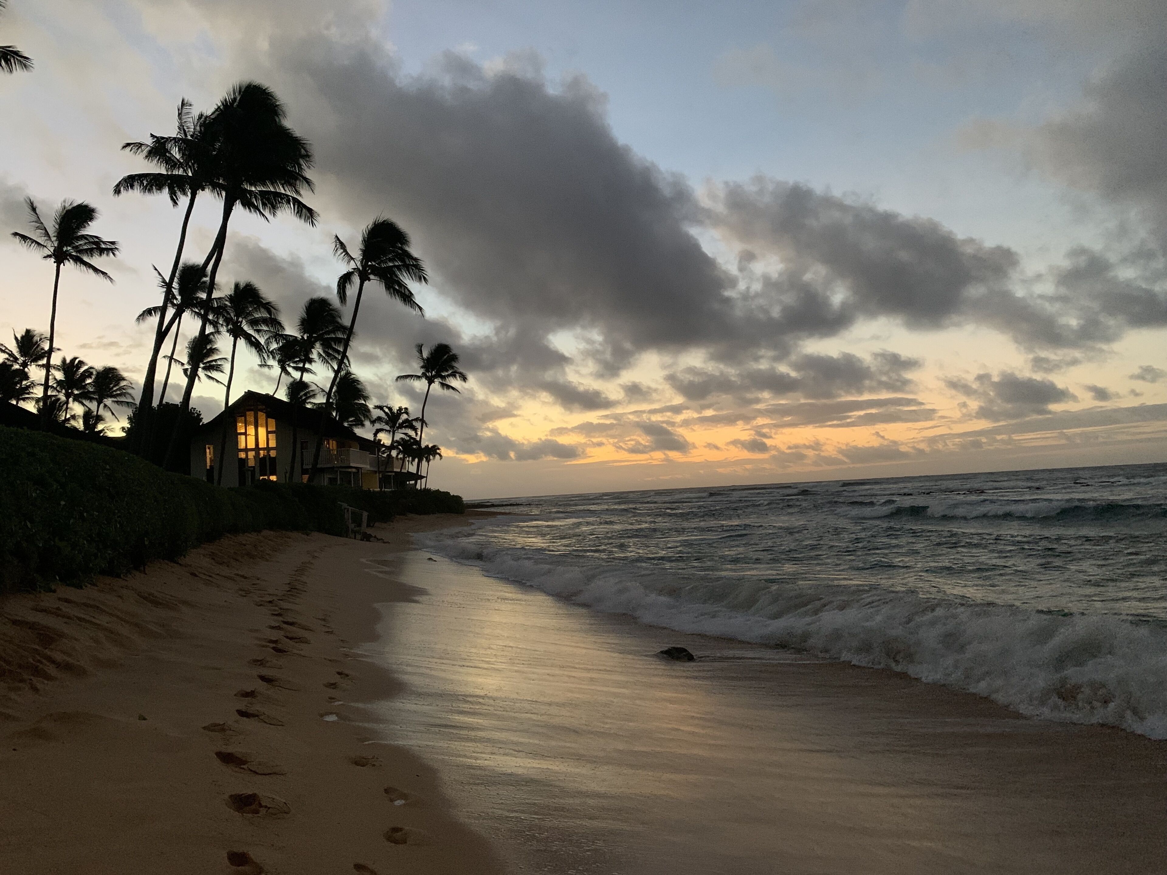 Playa en los alrededores, camastros y toallas de playa 