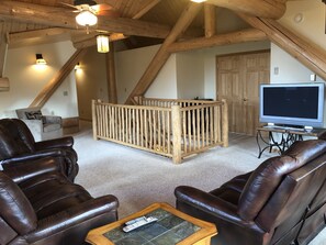 TV, DVD player, books, video library - King's Deer Lodge in Denali  (Denali)