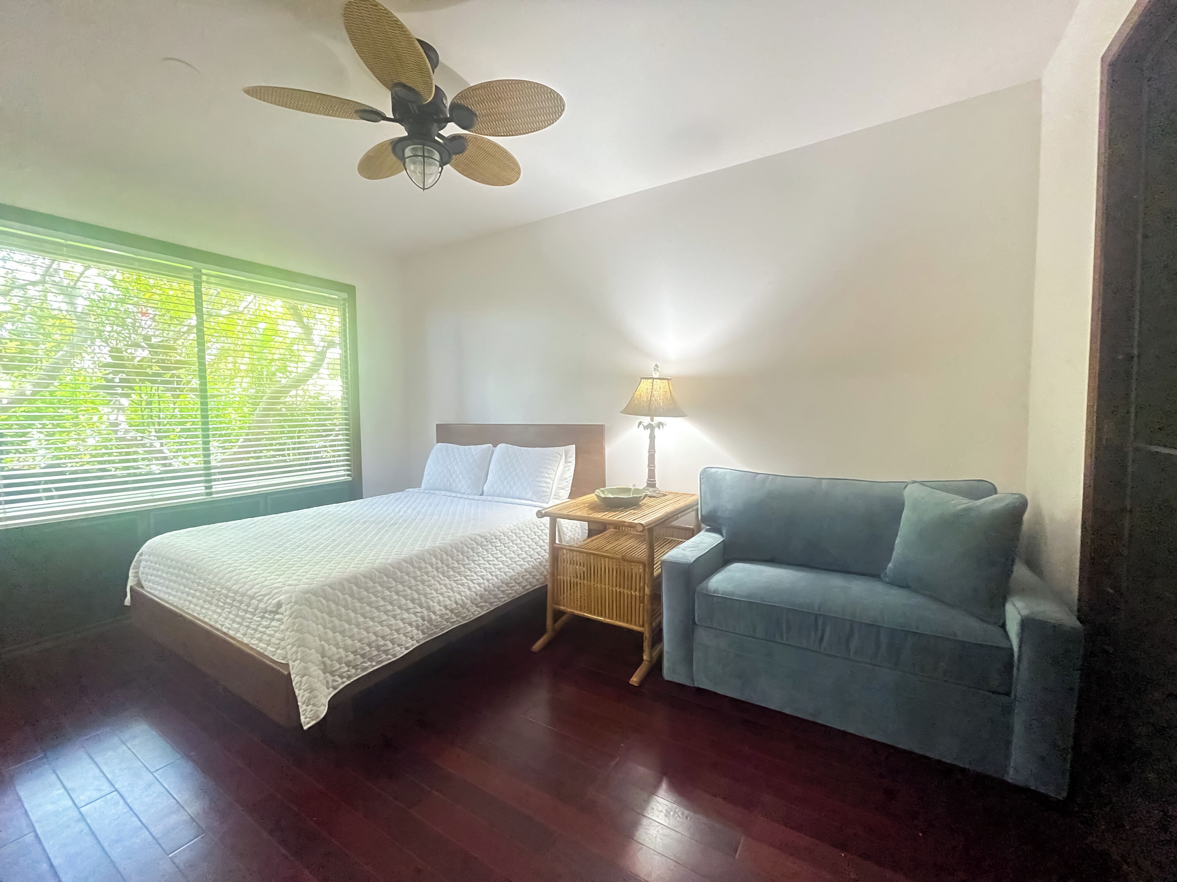 4 bedrooms, desk, iron/ironing board, travel crib