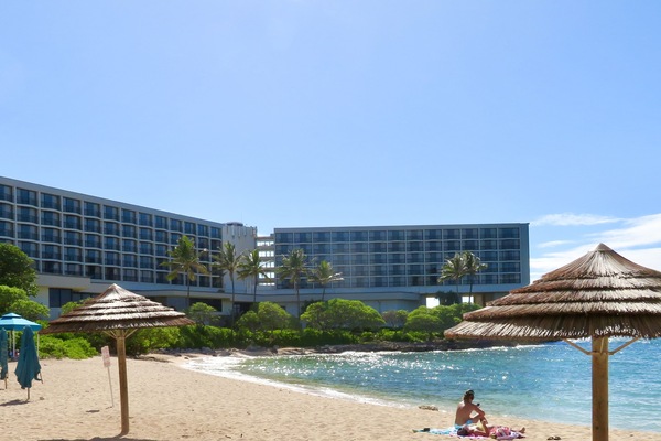 Playa en los alrededores, camastros y toallas de playa