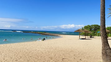 Ubicación cercana a la playa, tumbonas y toallas de playa
