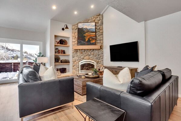 Smart TV, fireplace
