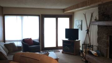 Smart-TV, Kamin, DVD-Player, Bücher