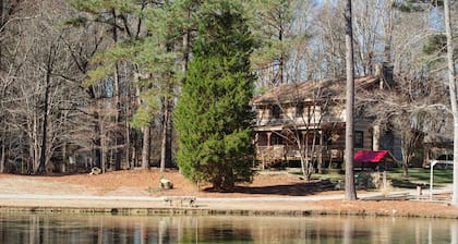 Fully furnished log cabin, family and pet friendly.