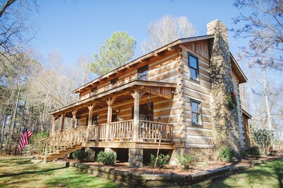 Fully furnished log cabin, family and pet friendly.