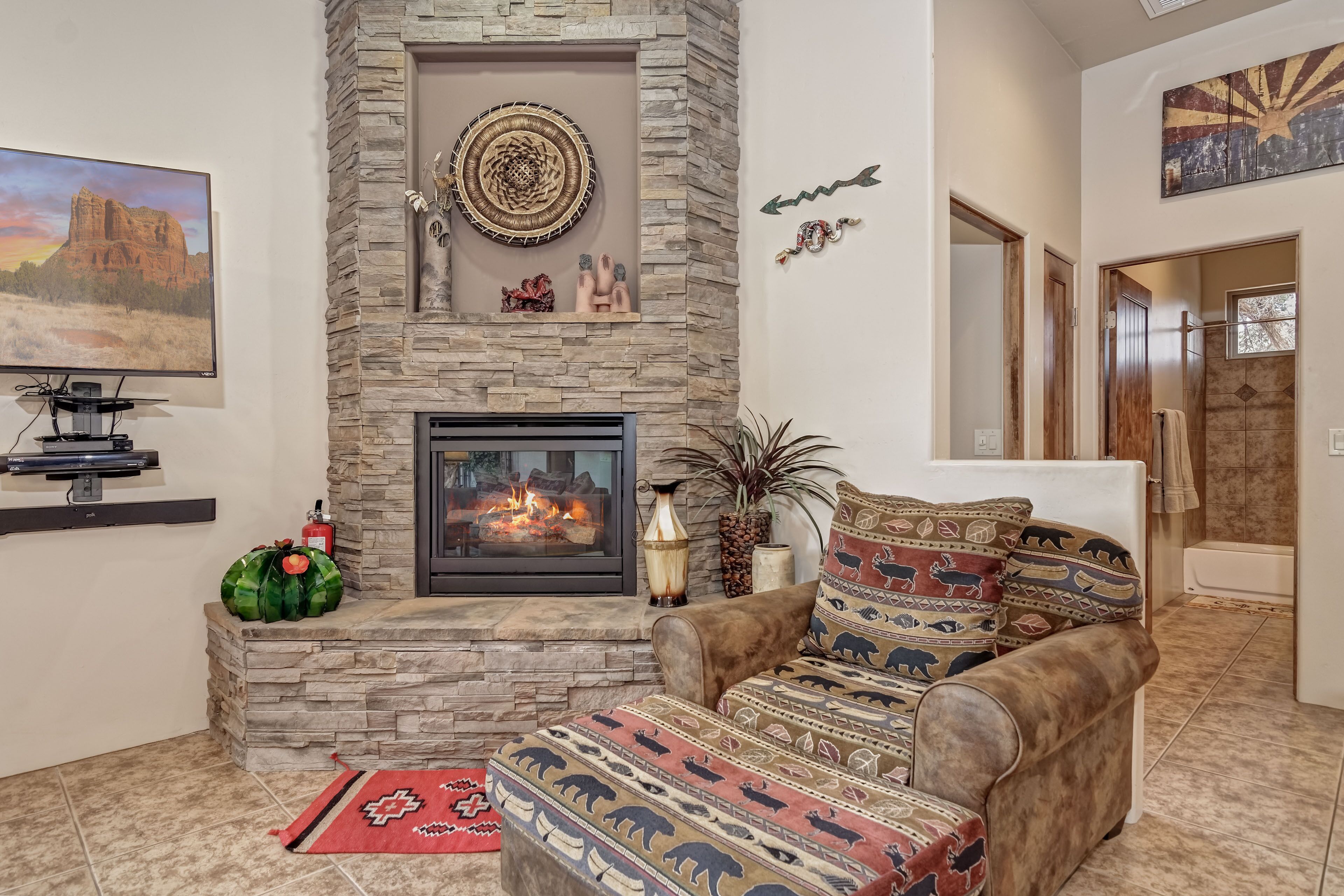 Fernseher, Kamin, DVD-Player, Bücher