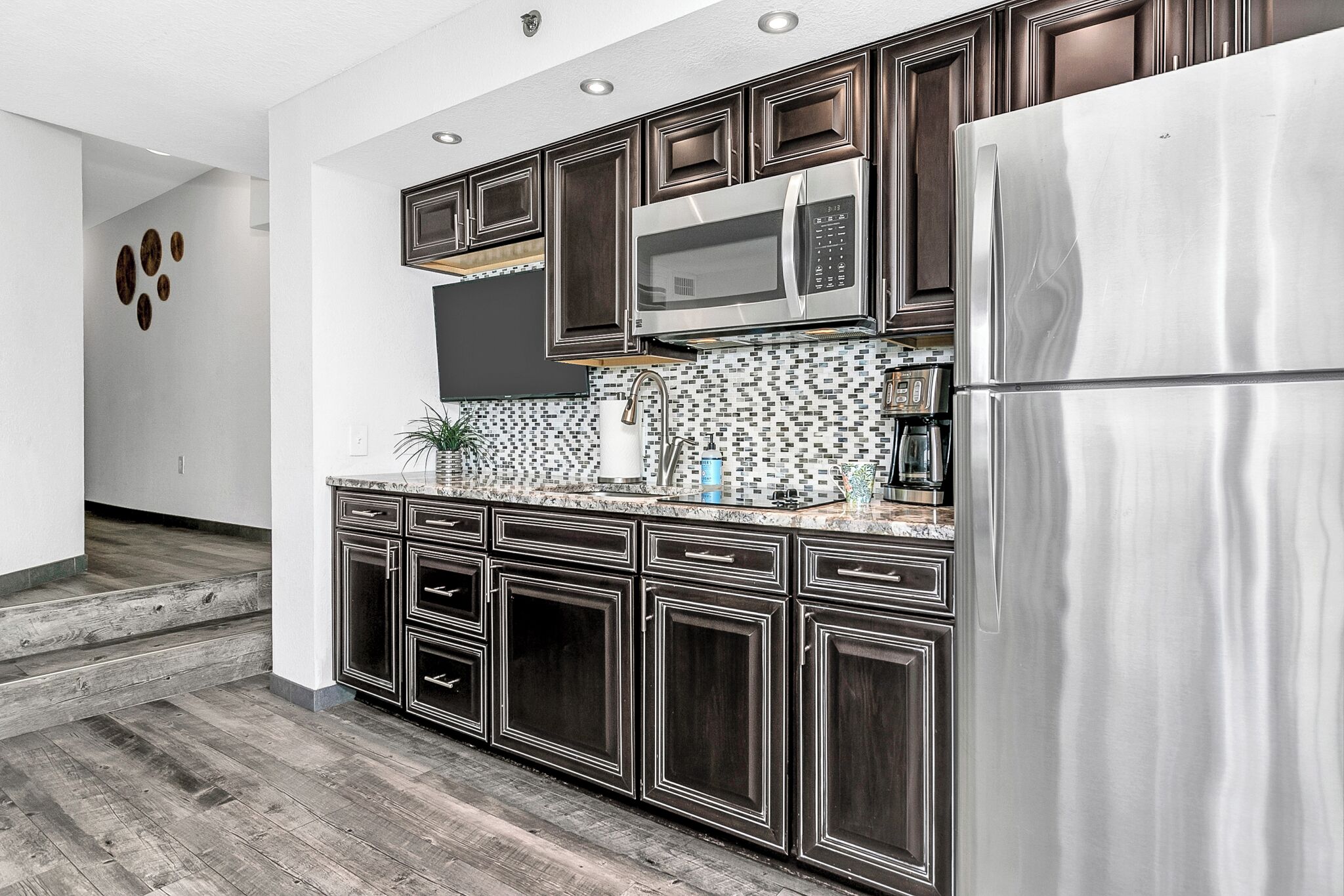 Geladeira, micro-ondas, cooktop, cafeteira/chaleira