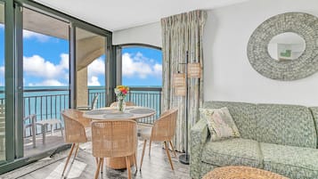 TV, DVD player, livros, biblioteca musical