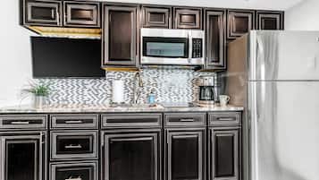 Geladeira, micro-ondas, cooktop, cafeteira/chaleira